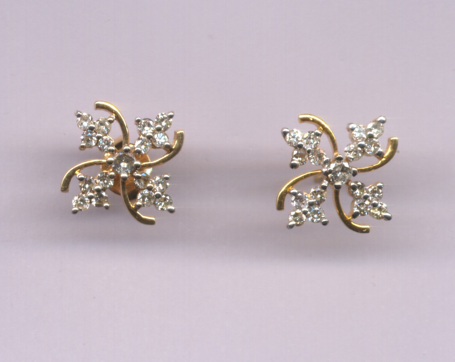 Beautiful 18 Kt Gold  Natural Diamond Earing